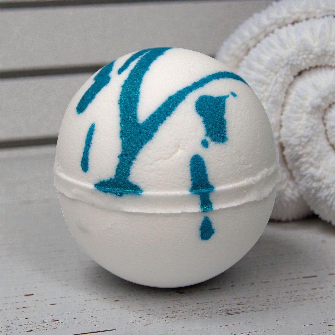 Indulgent home spa bath bomb that recreates the warmth and luxury of a steam room.