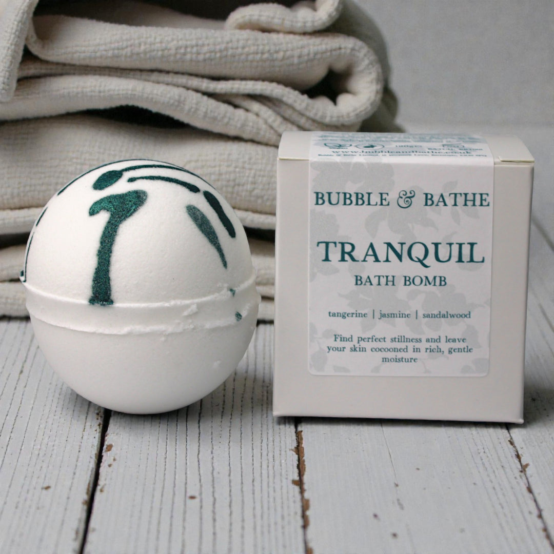 Moisturising bath bomb with skin-softening oils for a comforting, hug-in-a-tub sensation.